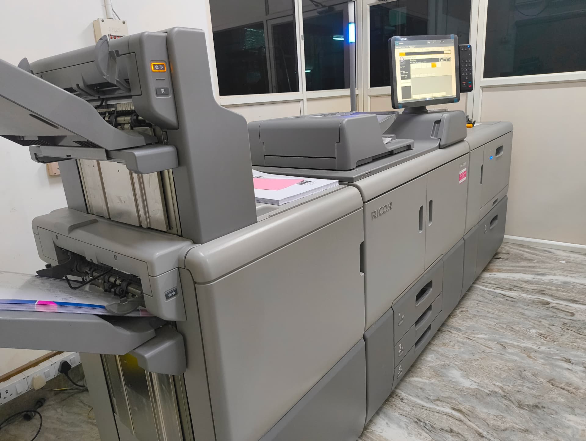 Digital printing machine producing a short run