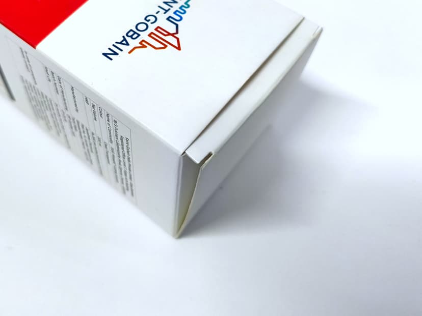 Macro shot of the die-cut flap and clean corner pasting of the carton box.