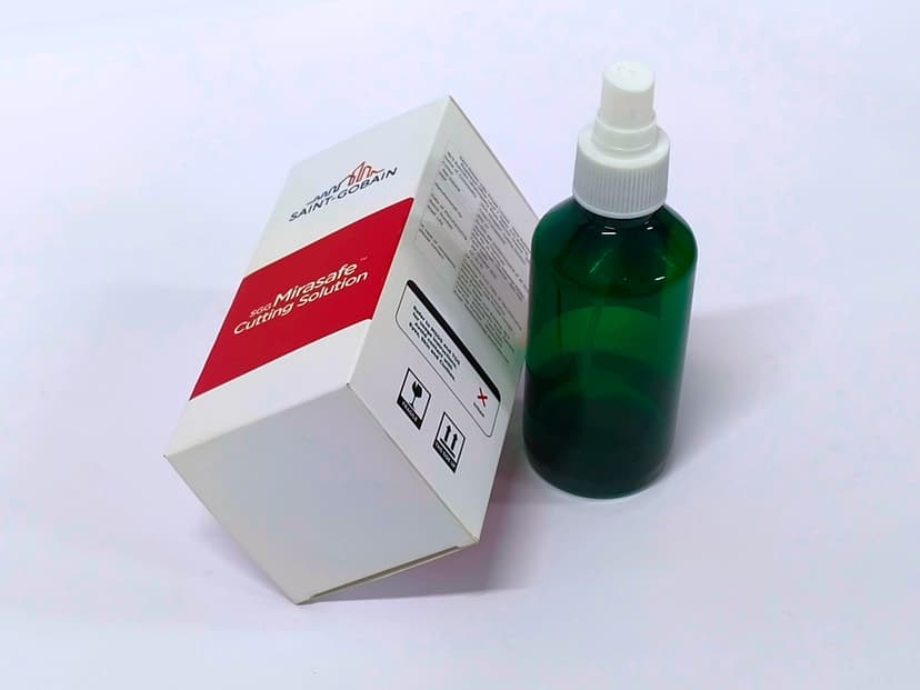 Top-down angled view of the mono carton box showing product information and safety icons.