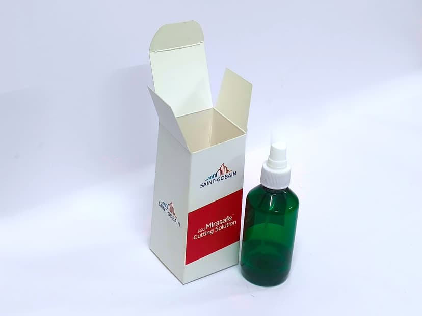 Mono carton box with the top flap open next to the product bottle.